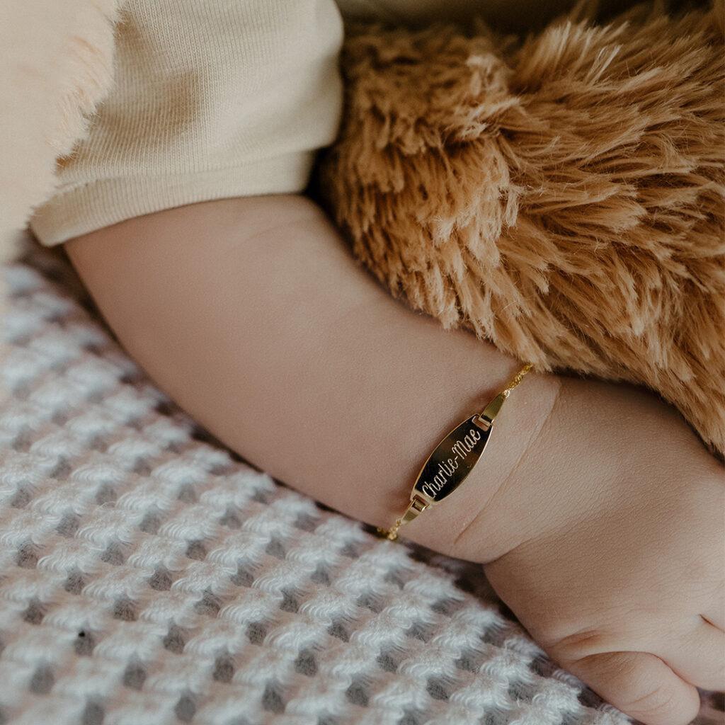 Minitials Armband mit Gravurplatte | CB-Baby-LG