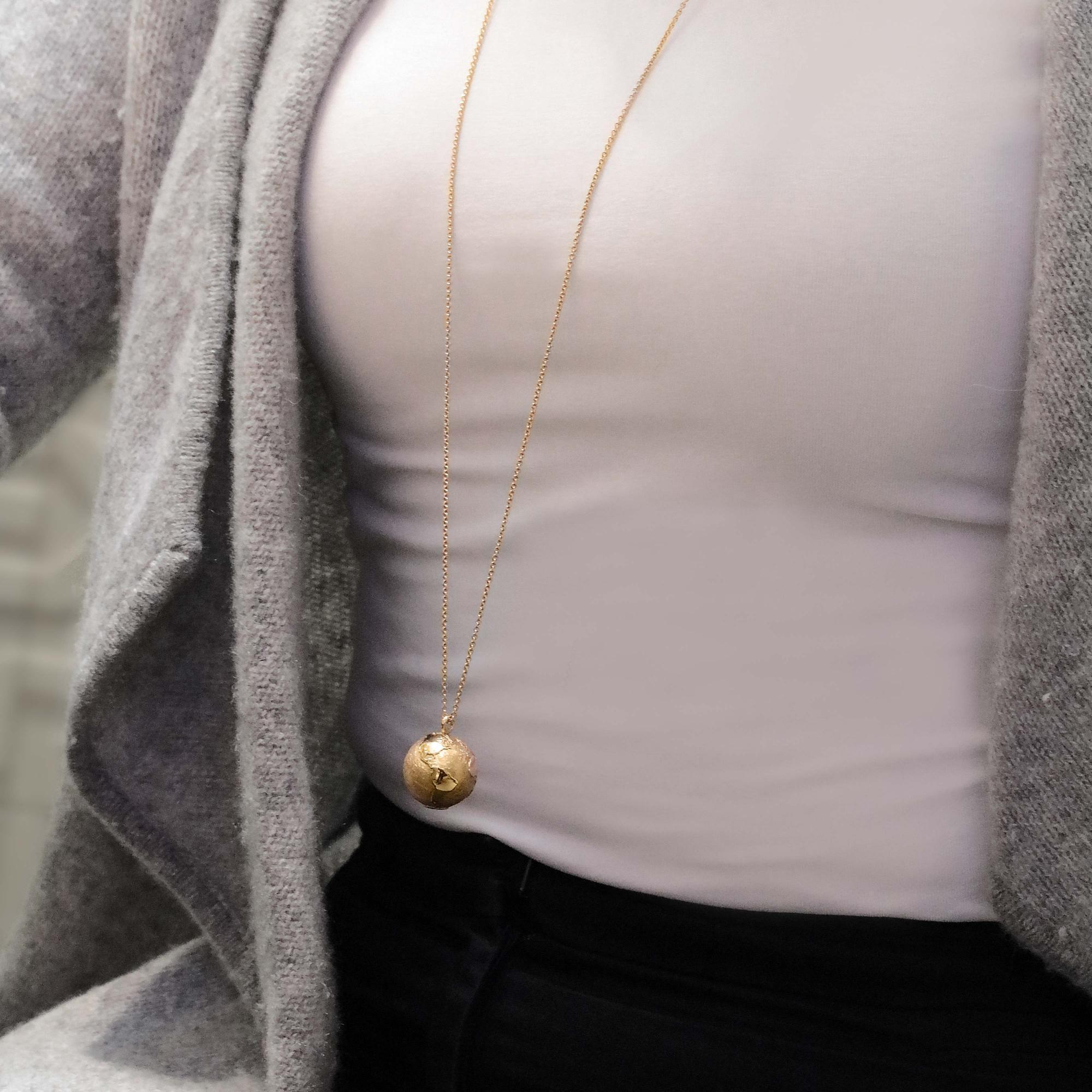 Schmuckwerk necklace world globe, yellow gold, OH190-GG