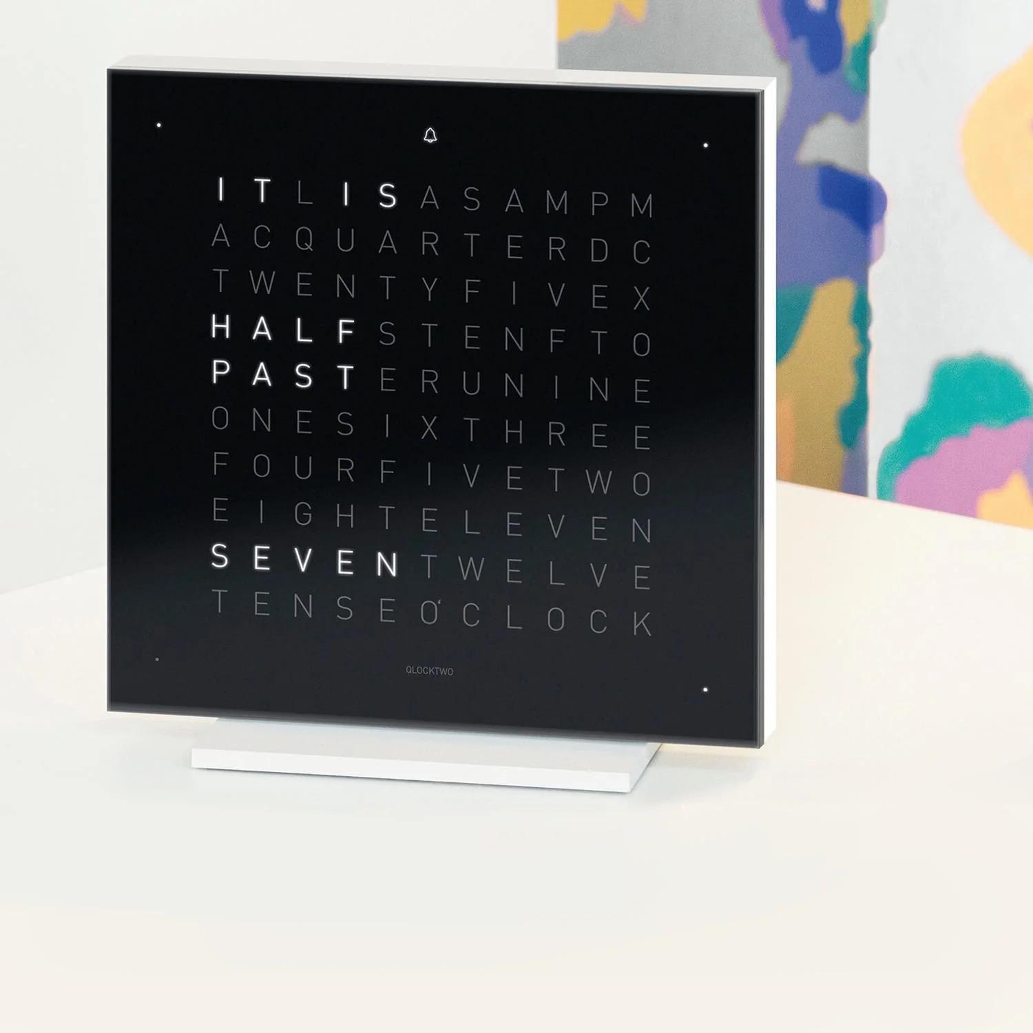 Qlocktwo Tischuhr Earth 13.5 | Black Ice Tea | T4PBI