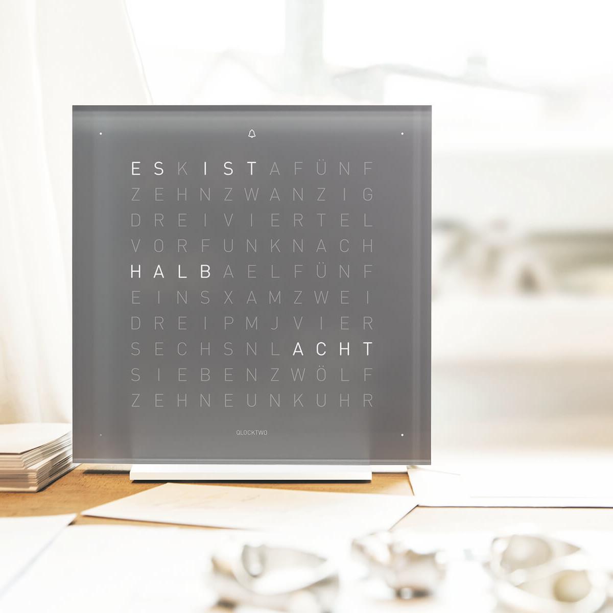 Qlocktwo Frontcover Tischuhr Earth 13.5, Early Grey Tea, FTEG