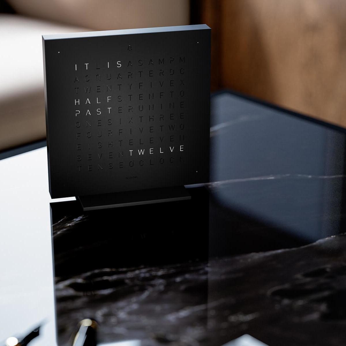 Qlocktwo Frontcover Tischuhr Earth 13.5, Deep Black, FTSSBL