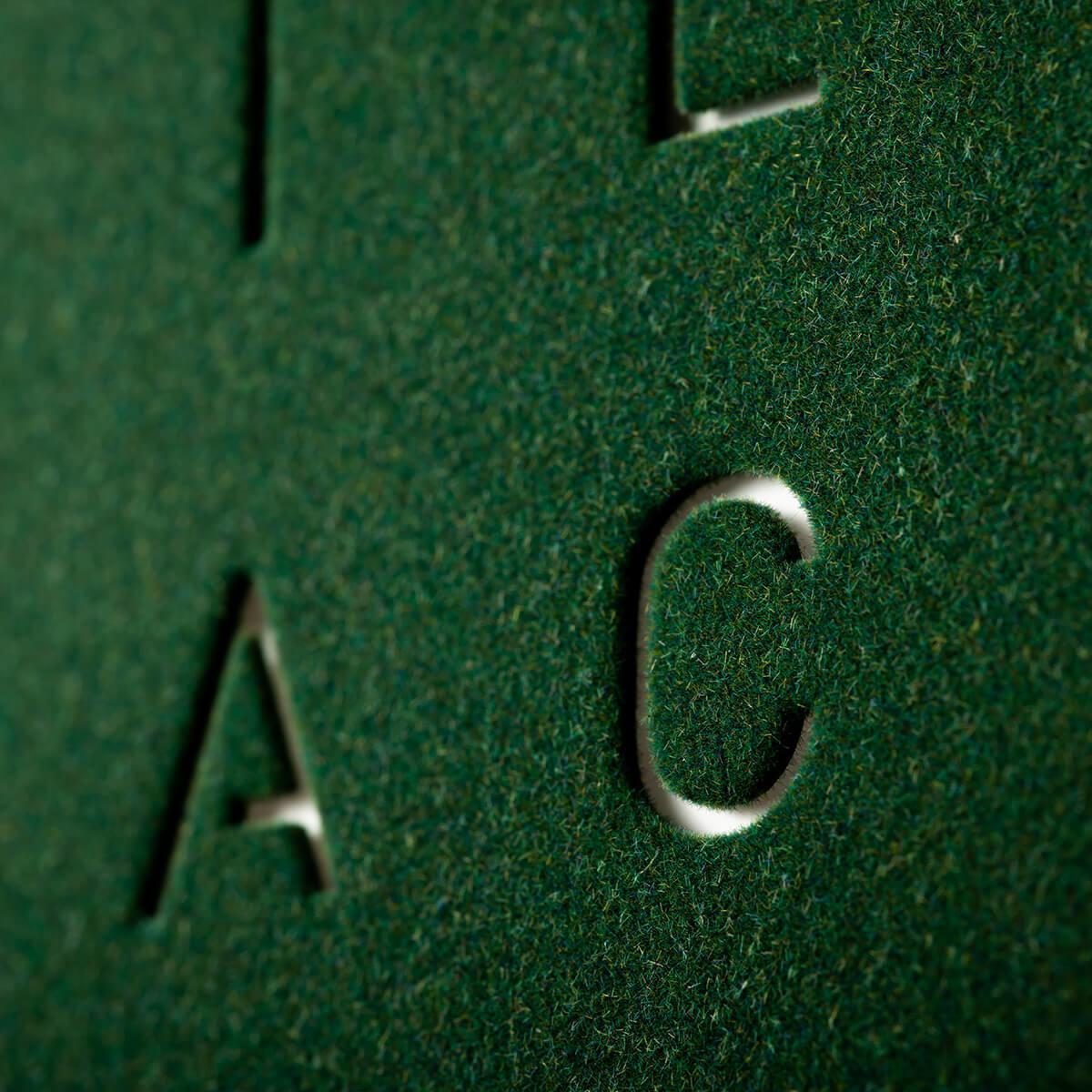 Qlocktwo Wanduhr Earth 45 | Green Velvet | QT4BLRGVC