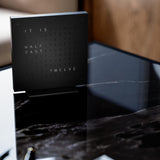 Qlocktwo Tischuhr Earth 13.5 | Deep Black | T4BLSSBL