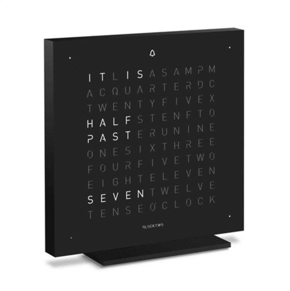 Qlocktwo Frontcover Tischuhr Earth 13.5, Deep Black, FTSSBL